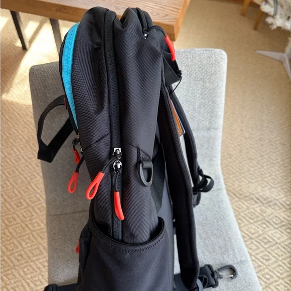 NWT Sherpani Tote Backpack Camden Black with Colorful Accents - Picture 8 of 9